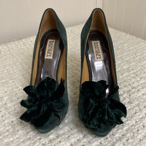 Badgley Mischka Green Suede Heels with Velvet Flowers Size 7.5